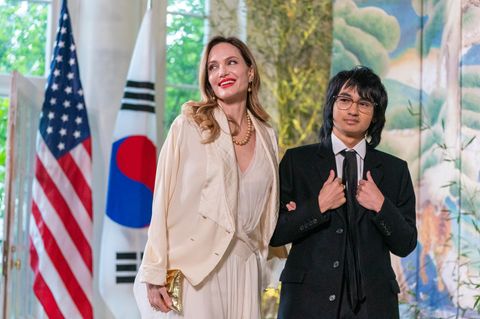 Angelina Jolie und ihr ältester Sohn Maddox stehen bei einem Event im Weißen Haus nebeneinander