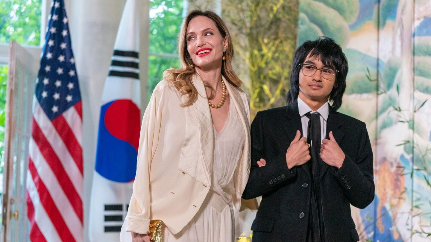 Angelina Jolie und ihr ältester Sohn Maddox stehen bei einem Event im Weißen Haus nebeneinander