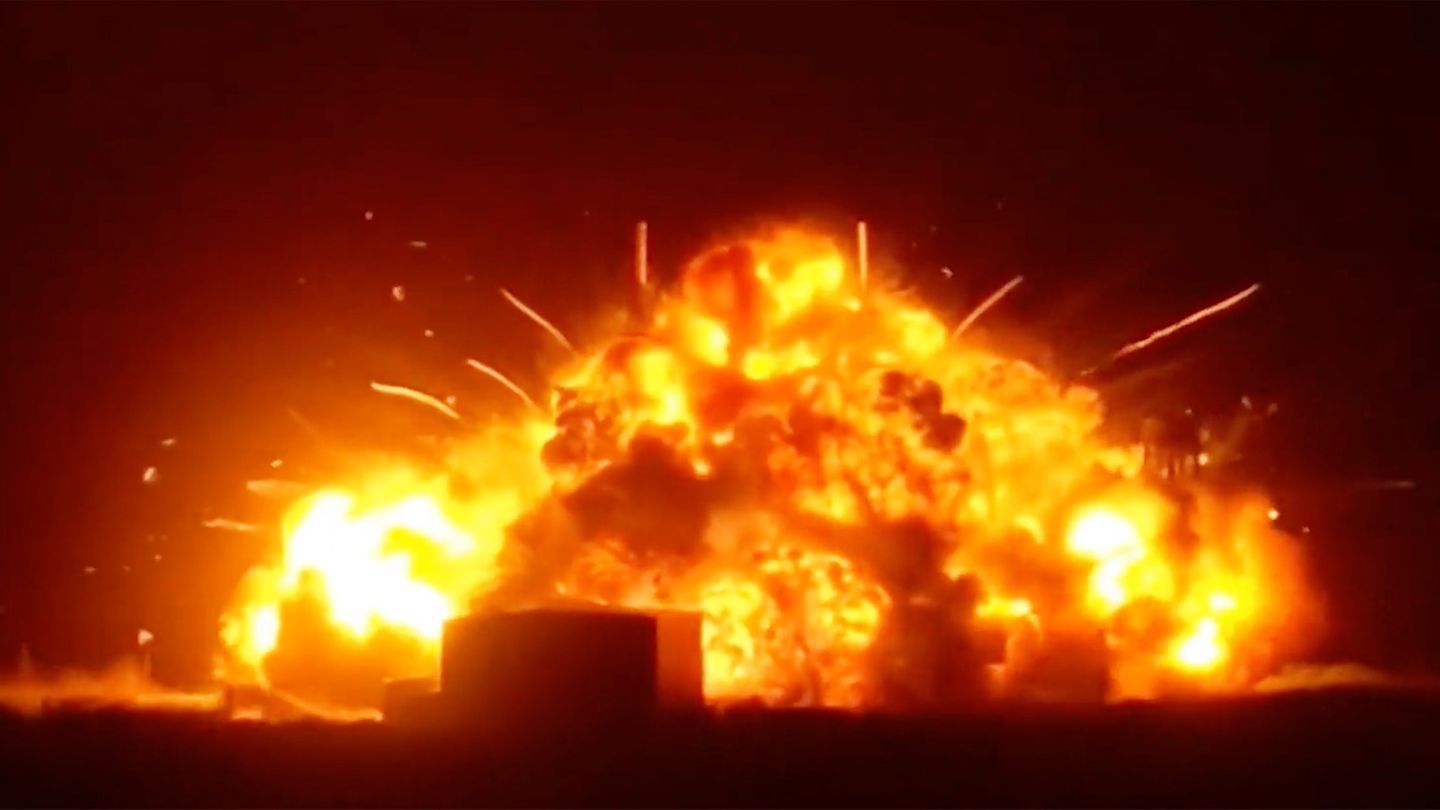 Rückschlag für Tech-Milliardär: Bezos-Rakete verunglückt in Startrampe – Explosion im Video