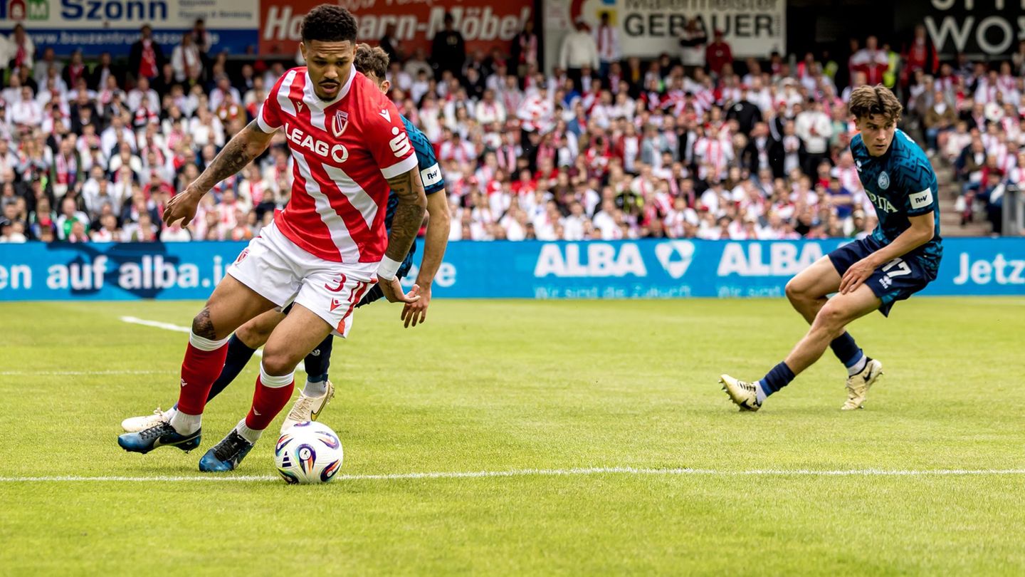 Justin Butler bleibt Energie Cottbus erhalten. (Archivbild) Foto: Frank Hammerschmidt/dpa