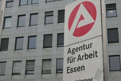 Die Arbeitslosigkeit in NRW ist im Mai etwas zurückgegangen. Foto: Helge Toben/dpa