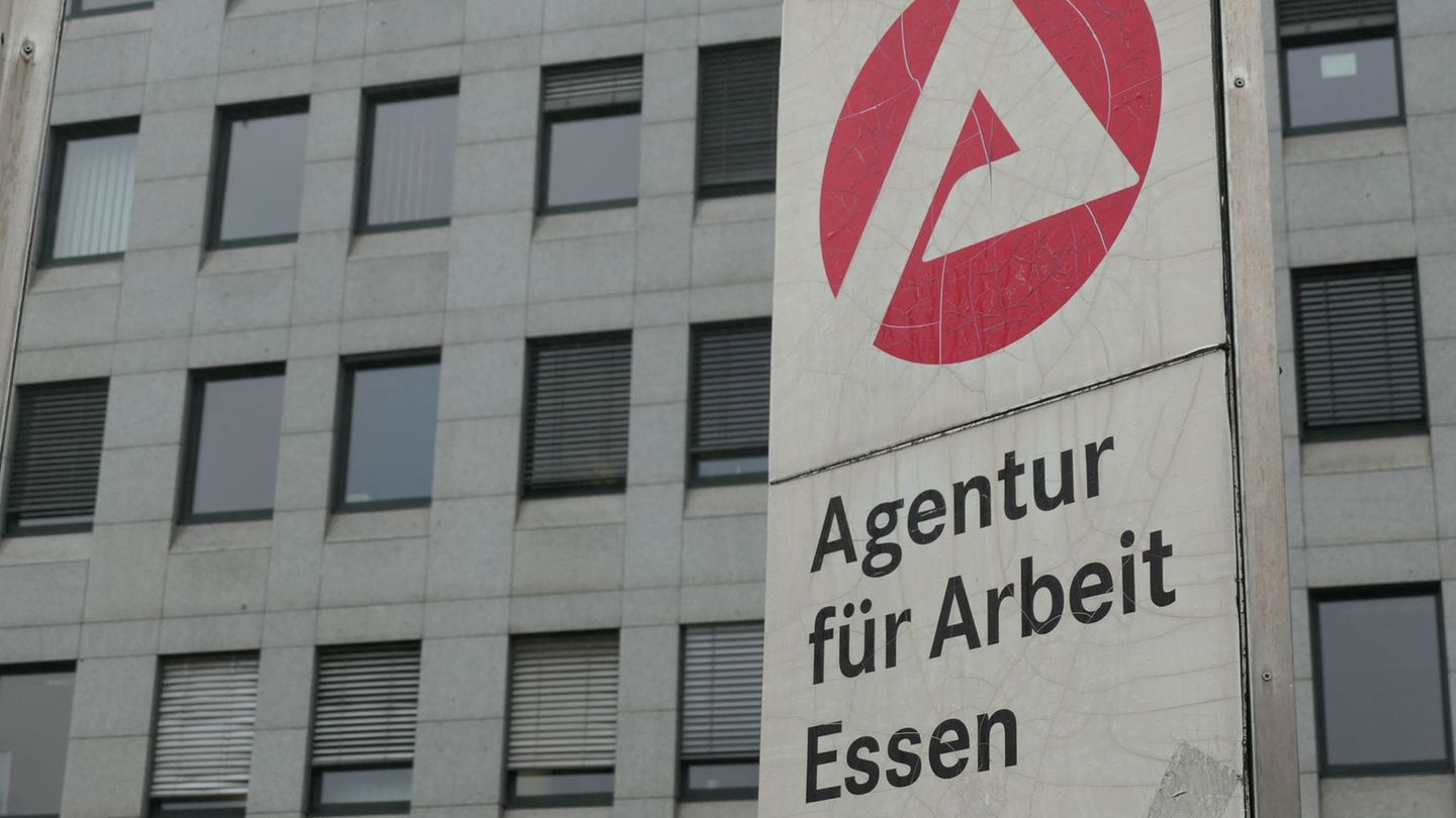 Die Arbeitslosigkeit in NRW ist im Mai etwas zurückgegangen. Foto: Helge Toben/dpa