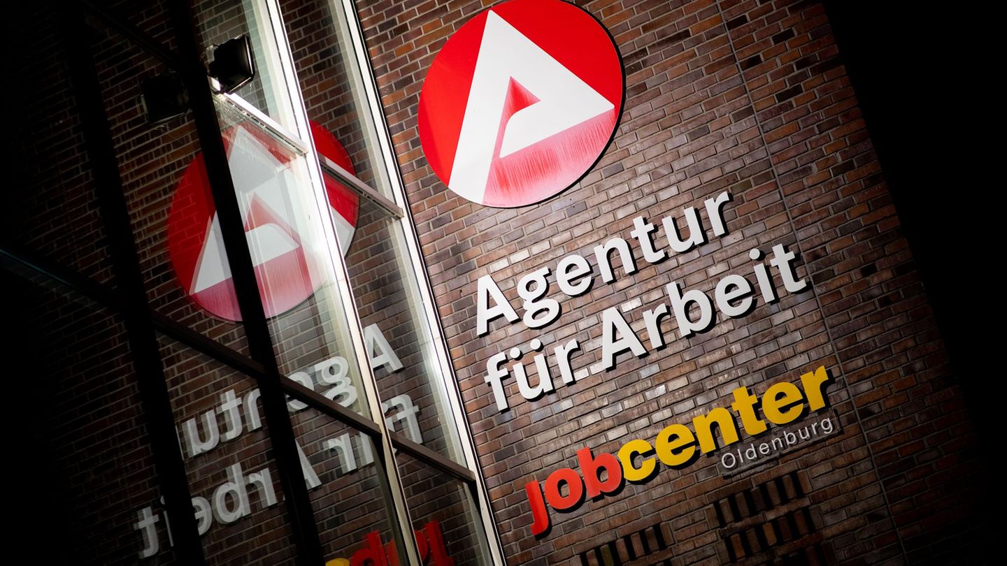 Die Zahl der Arbeitslosen in Bremen ist leicht gesunden - bleibt aber weiter hoch. (Archivbild) Foto: Hauke-Christian Dittrich/d