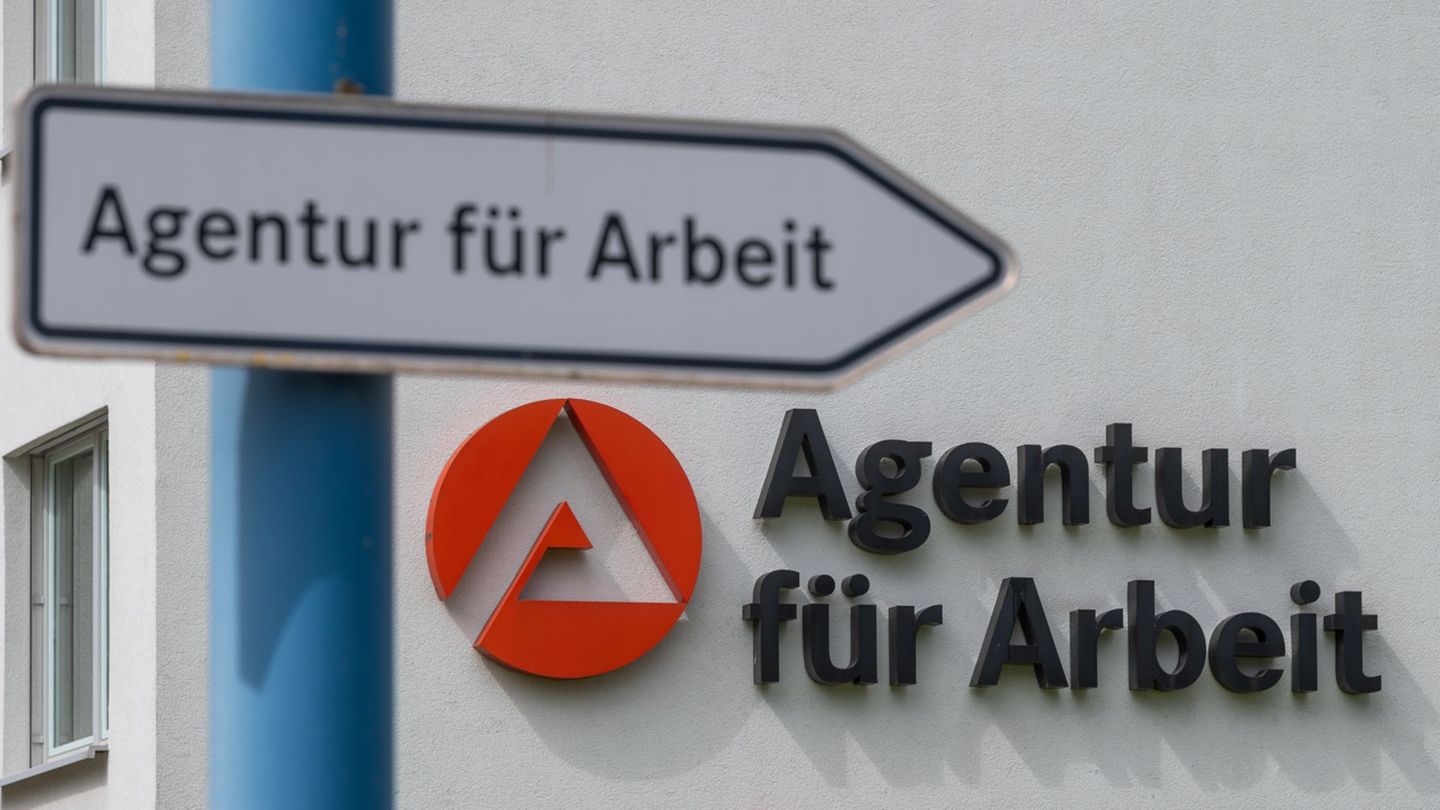Die Arbeitslosigkeit geht leicht zurück. (Symbolbild) Foto: Hendrik Schmidt/dpa-Zentralbild/dpa