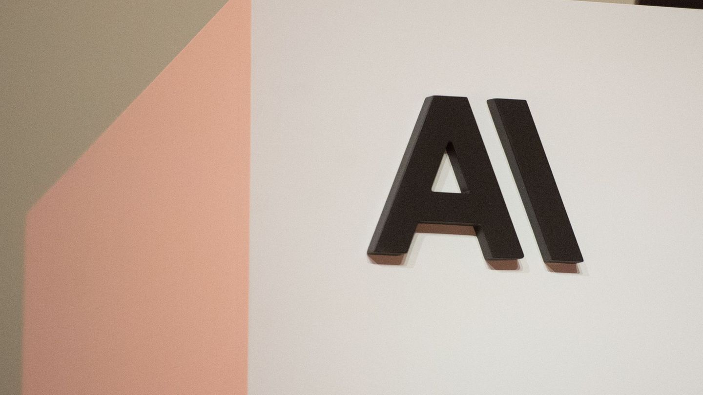 Nach einer neuen Finanzierungsrunde ist Anthropic mehr wert als der Konkurrent OpenAI. (Archivbild) Foto: Andrej Sokolow/dpa