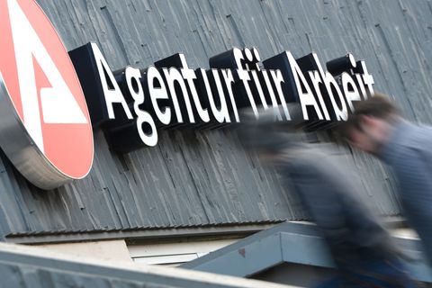 In Hessen gab es im Mai weniger Arbeitslose. (Symbolbild) Foto: Arne Dedert/dpa