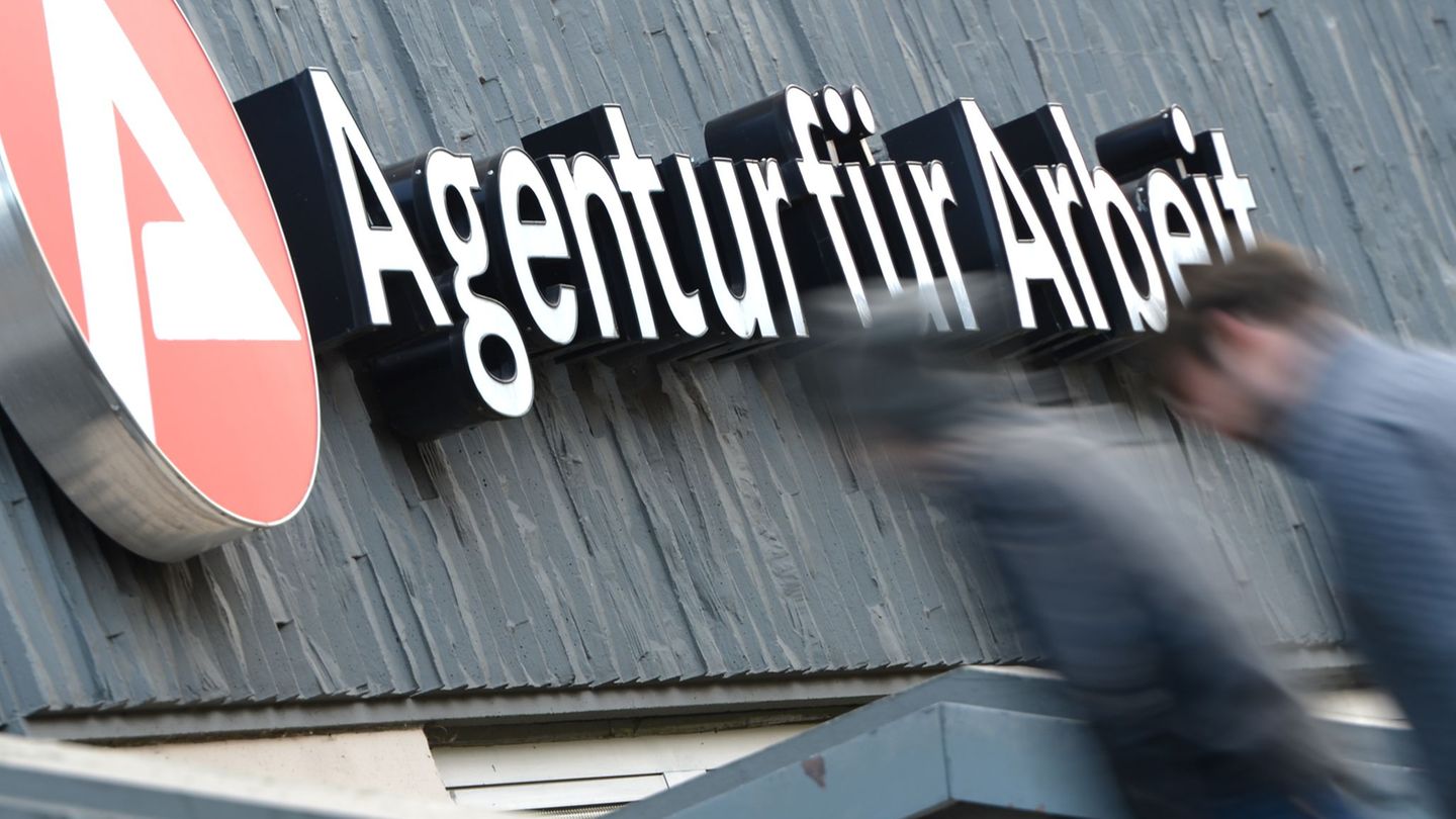 In Hessen gab es im Mai weniger Arbeitslose. (Symbolbild) Foto: Arne Dedert/dpa