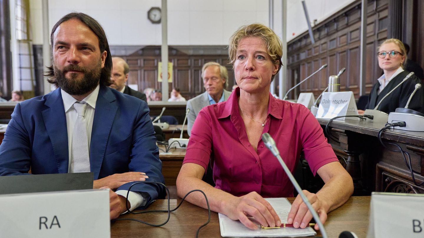 Christina Block und Ingo Bott sitzen im Landgericht Hamburg