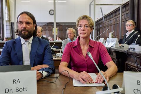 Christina Block und Ingo Bott sitzen im Landgericht Hamburg