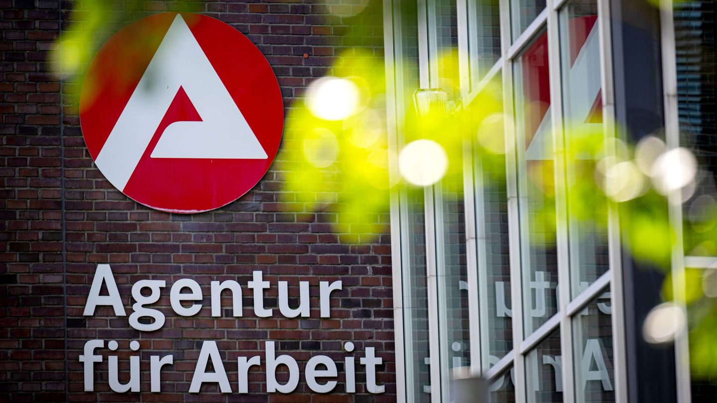 Die Zahl der Arbeitslosen in Niedersachsen ist saisonbedingt gesunken. (Archivbild) Foto: Sina Schuldt/dpa
