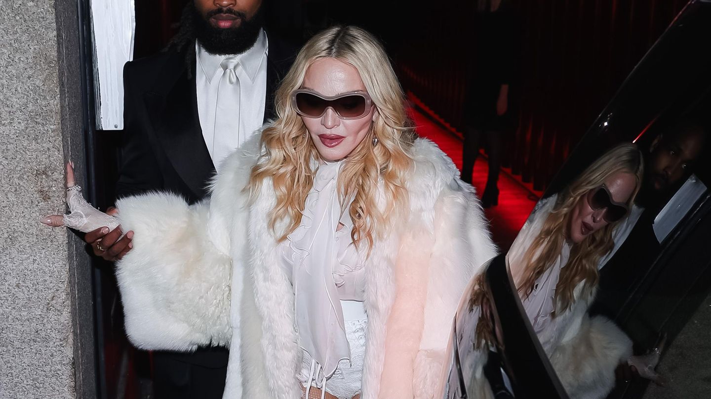 Madonna in weiß gekleidet und mit Sonnenbrille im Gesicht bei der Fashion Week