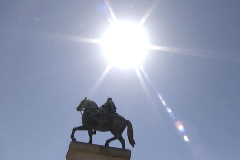 Sonnenschein und blauer Himmel