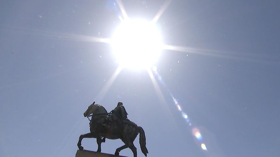 Sonnenschein und blauer Himmel