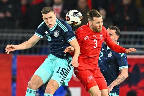 Nico Schlotterbeck im Kopfballduell