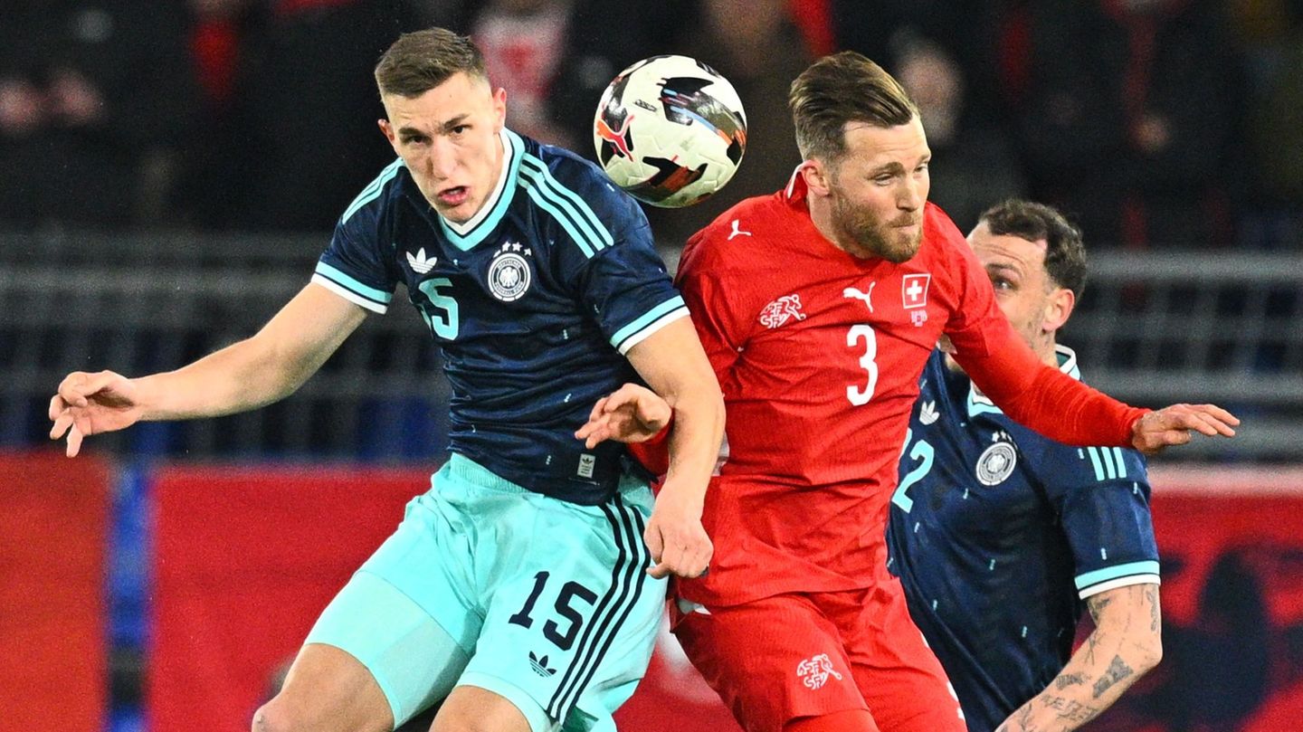 Nico Schlotterbeck im Kopfballduell
