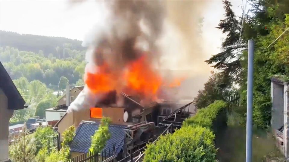 Ein Haus in Sachsen brennt.