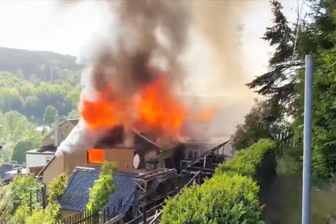 Ein Haus in Sachsen brennt.