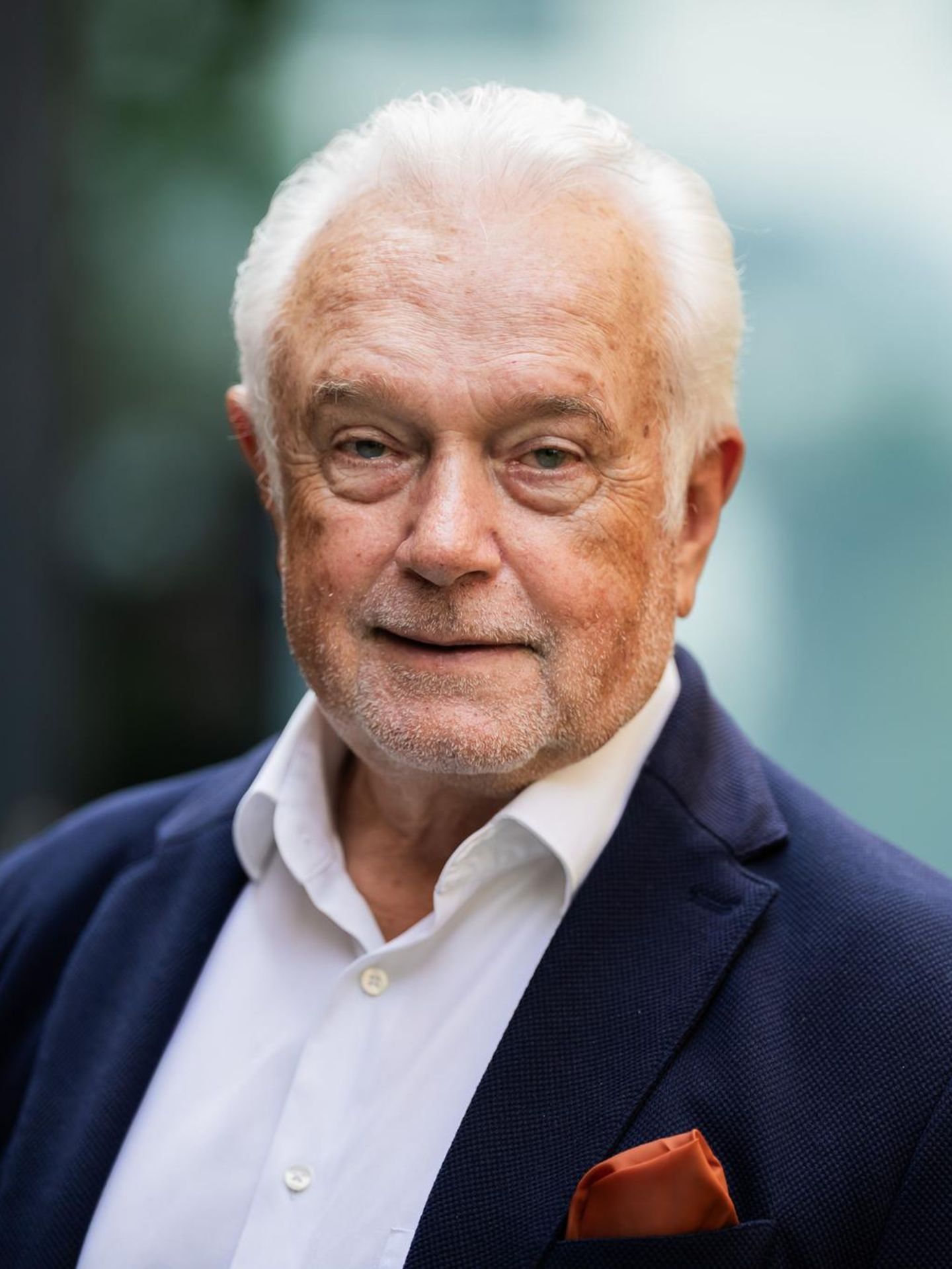 Wolfgang Kubicki lächelt, weißes Hemd, dunkelblaues Sakko mit Einstecktuch