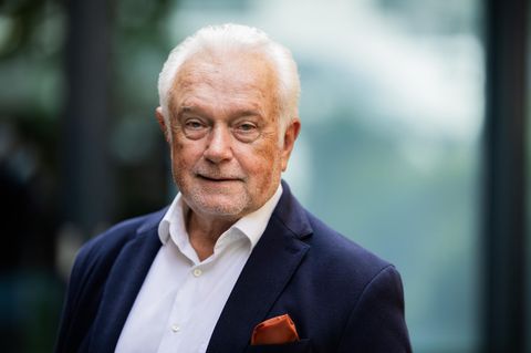 Wolfgang Kubicki lächelt, weißes Hemd, dunkelblaues Sakko mit Einstecktuch