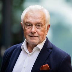 Wolfgang Kubicki lächelt, weißes Hemd, dunkelblaues Sakko mit Einstecktuch