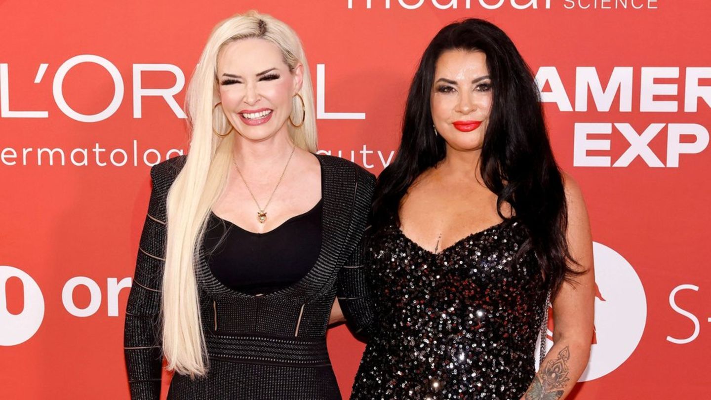 Daniela Katzenberger und Iris Klein posieren Arm in Arm für die Fotografen.