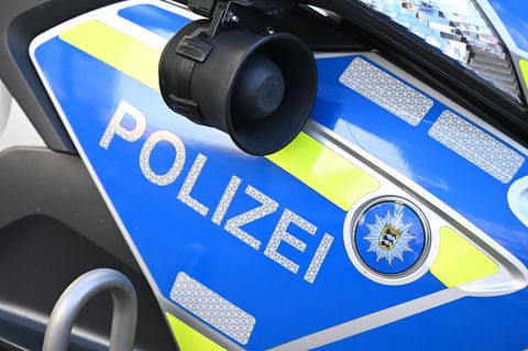 Die Polizei nahm in der Nähe des Tatorts einen Verdächtigen vorläufig fest. (Symbolbild) Foto: Bernd Weißbrod/dpa