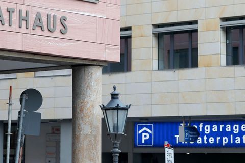 Seit Mai amtiert im Aschaffenburger Rathaus ein neuer OB. (Symbolbild) Foto: Heiko Becker/dpa