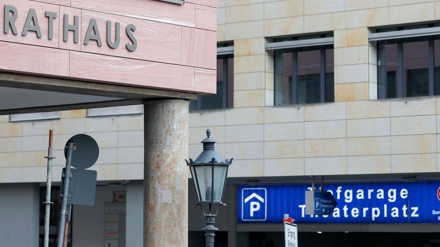 Seit Mai amtiert im Aschaffenburger Rathaus ein neuer OB. (Symbolbild) Foto: Heiko Becker/dpa
