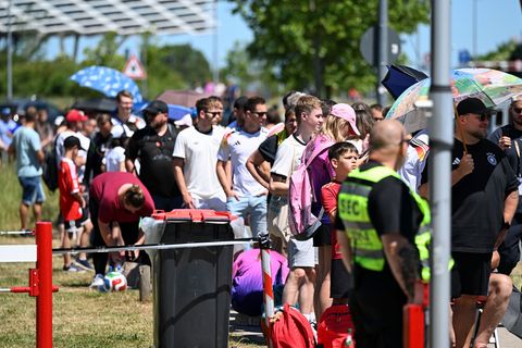Schlange stehen für Neuer: In Herzogenaurach ist der Andrang groß. Foto: Federico Gambarini/dpa