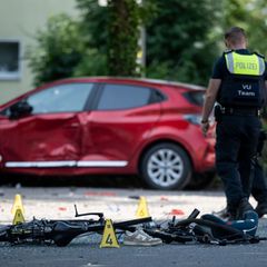 Ein Polizist an der Unfallstelle in Dinslaken Foto: Fabian Strauch/dpa