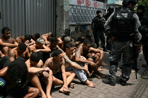 Festgenommene mutmaßliche Bandenmitglieder in Brasilien