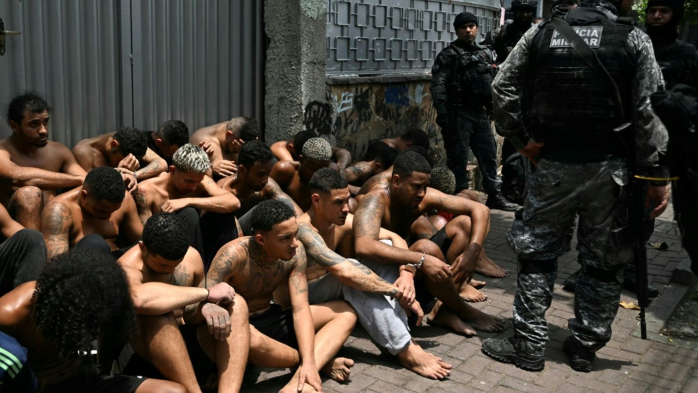 Festgenommene mutmaßliche Bandenmitglieder in Brasilien