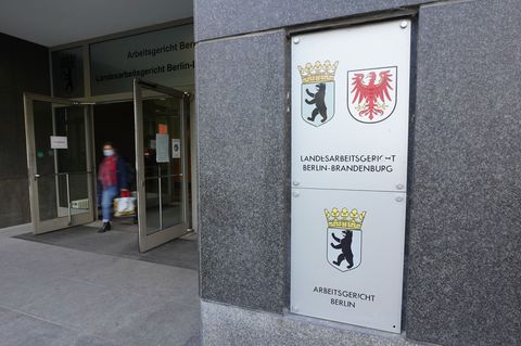 Blick auf den Eingang des Arbeitsgerichts Berlin am Magdeburger Platz. (Archivbild) Foto: Jörg Carstensen/dpa