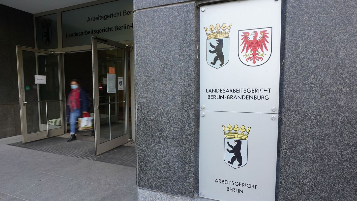 Blick auf den Eingang des Arbeitsgerichts Berlin am Magdeburger Platz. (Archivbild) Foto: Jörg Carstensen/dpa