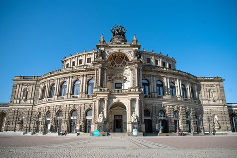 An der Semperoper werden derzeit die Balustraden auf der Elbseite saniert. (Archivbild) Foto: Monika Skolimowska/dpa-Zentralbild
