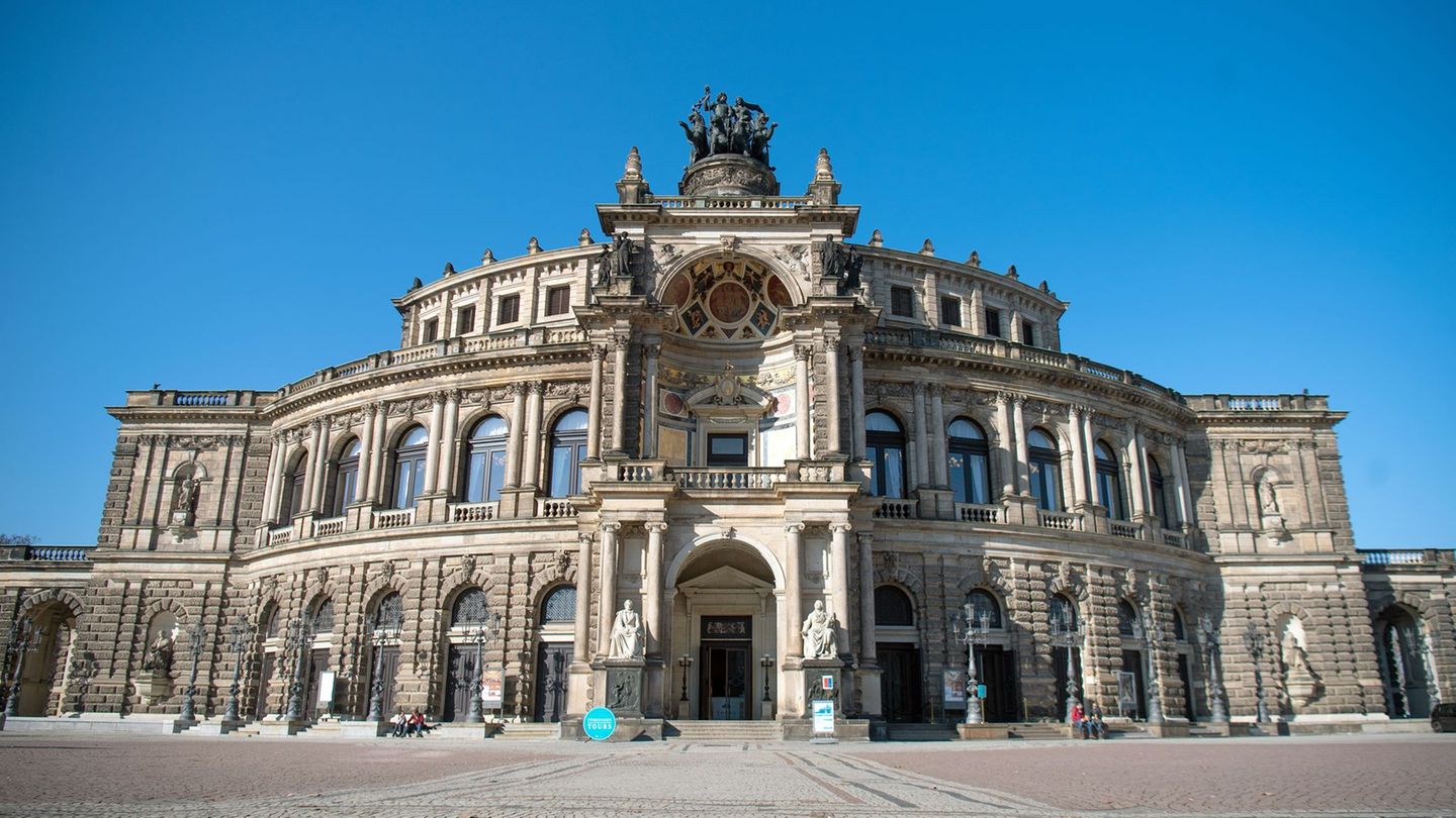 An der Semperoper werden derzeit die Balustraden auf der Elbseite saniert. (Archivbild) Foto: Monika Skolimowska/dpa-Zentralbild