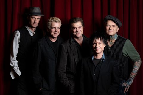 Die Toten Hosen veröffentlichen ihr letztes reguläres Studioalbum "Trink aus, wir müssen gehen!". Ergänzt wird es durch das umfangreiche Bonusalbum "Alles muss raus!", auf dem die Hosen gemeinsam mit zahlreichen Künstlerinnen und Künstlern 25 Songs aufgenommen haben, die ihnen viel bedeuten.