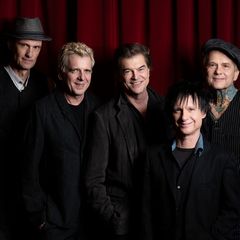 Die Toten Hosen veröffentlichen ihr letztes reguläres Studioalbum "Trink aus, wir müssen gehen!". Ergänzt wird es durch das umfangreiche Bonusalbum "Alles muss raus!", auf dem die Hosen gemeinsam mit zahlreichen Künstlerinnen und Künstlern 25 Songs aufgenommen haben, die ihnen viel bedeuten.