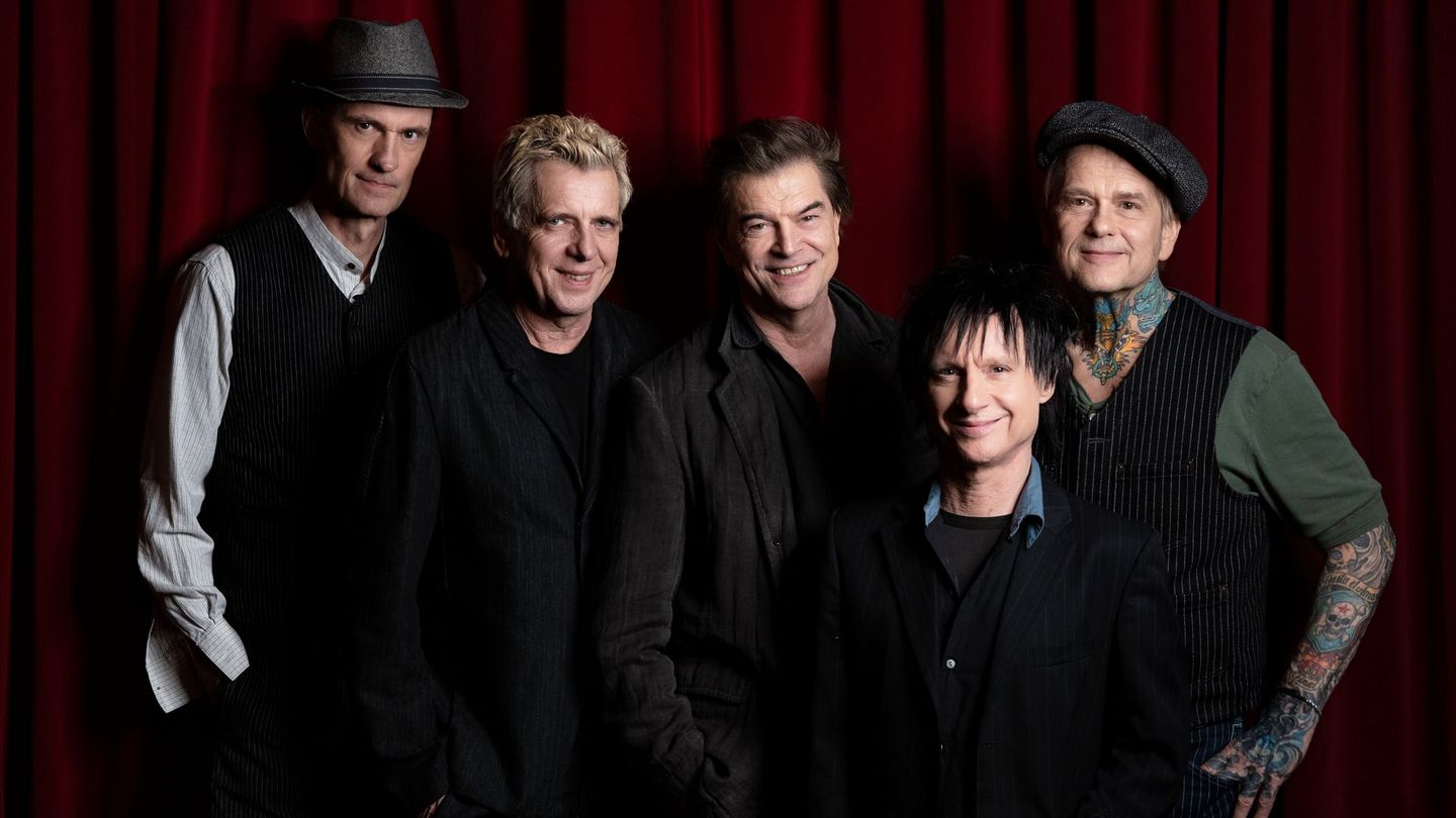 Die Toten Hosen veröffentlichen ihr letztes reguläres Studioalbum "Trink aus, wir müssen gehen!". Ergänzt wird es durch das umfangreiche Bonusalbum "Alles muss raus!", auf dem die Hosen gemeinsam mit zahlreichen Künstlerinnen und Künstlern 25 Songs aufgenommen haben, die ihnen viel bedeuten.