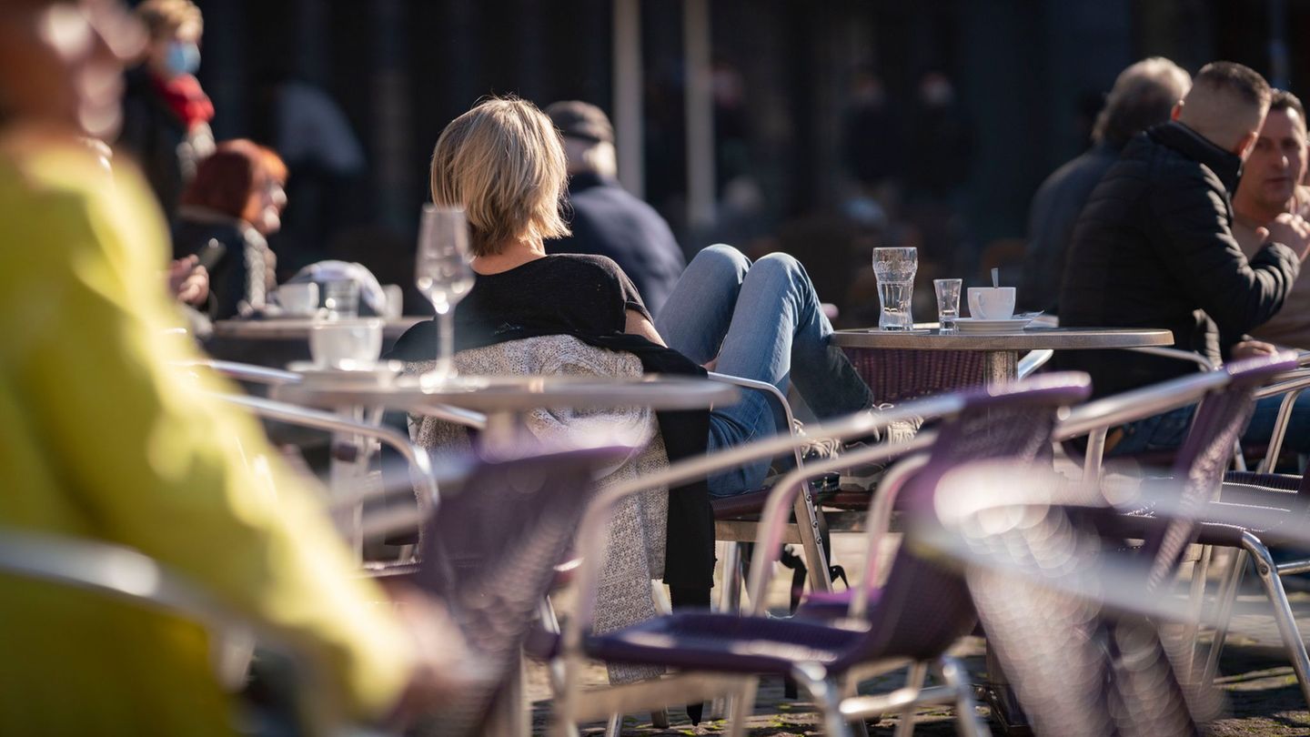 Für ihre Außengastronomie müssen Betriebe in Darmstadt relativ viel bezahlen. Foto: Frank Rumpenhorst/dpa