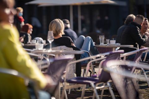 Für ihre Außengastronomie müssen Betriebe in Darmstadt relativ viel bezahlen. Foto: Frank Rumpenhorst/dpa