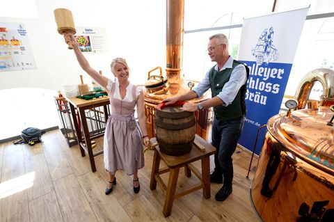 Souverän mit zwei Schlägen: Die neue bayerische Bierkönigin beim Anzapfen ihres ersten Fasses. Foto: Sven Hoppe/dpa