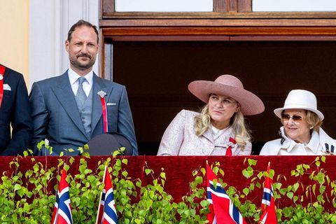 Haakon und Mette-Marit zeigten sich am norwegischen Nationalfeiertag auf dem Palastbalkon. Die Kronprinzessin trug dabei - wie