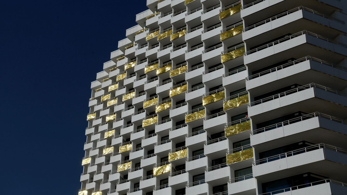 Gut sichtbar wird das 55-jährige Bestehen des Hotel Neptuns gewürdigt. Foto: Bernd Wüstneck/dpa