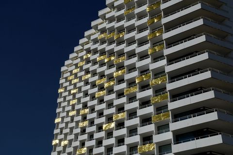 Gut sichtbar wird das 55-jährige Bestehen des Hotel Neptuns gewürdigt. Foto: Bernd Wüstneck/dpa