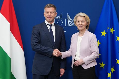 Die Präsidentin der Europäischen Kommission, Ursula von der Leyen, begrüßt den ungarischen Ministerpräsidenten Peter Magyar