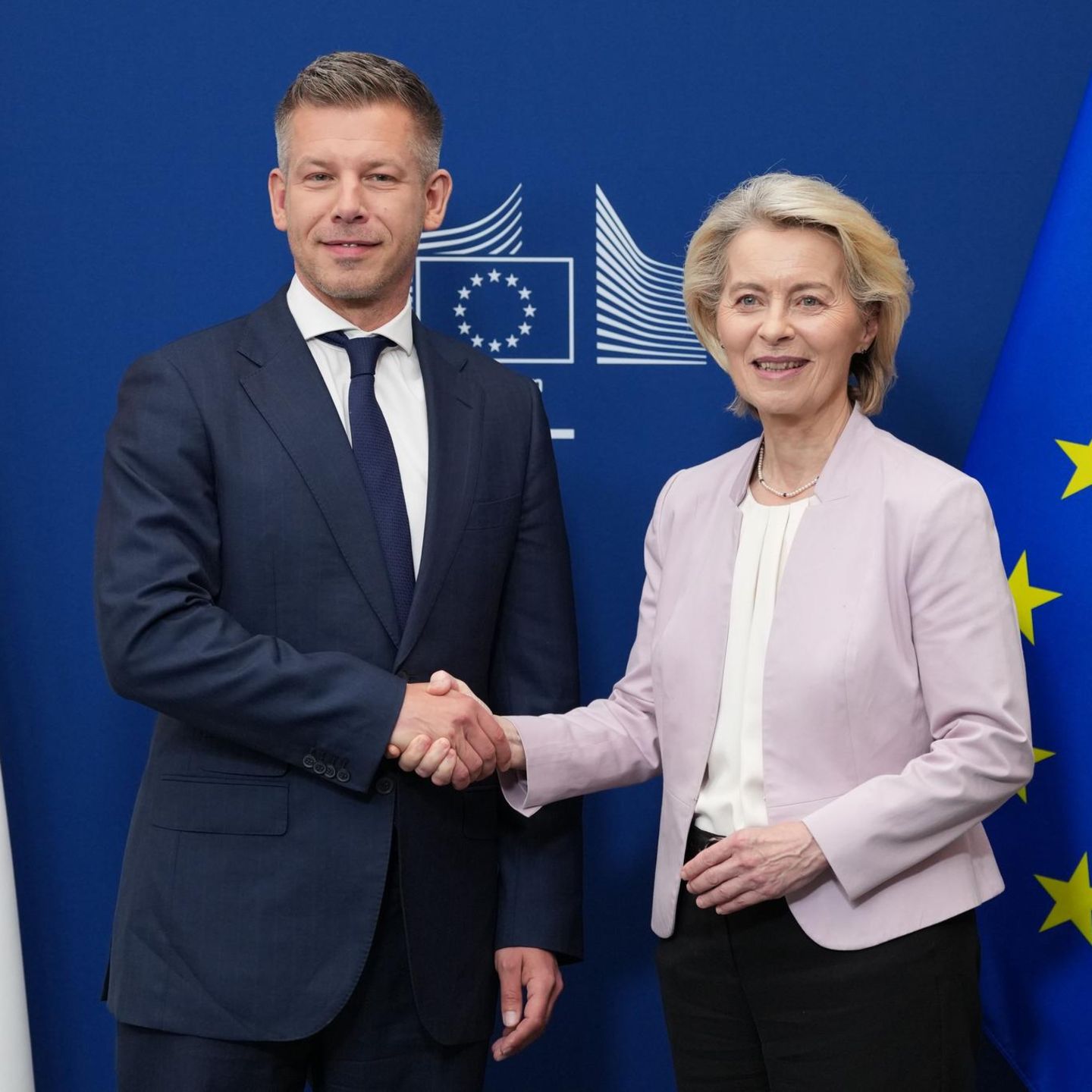 Die Präsidentin der Europäischen Kommission, Ursula von der Leyen, begrüßt den ungarischen Ministerpräsidenten Peter Magyar