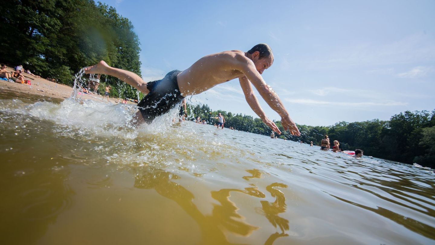 Gebadet werden sollte nur in dafür ausgewiesenen Gewässern. Foto: Andreas Arnold/dpa