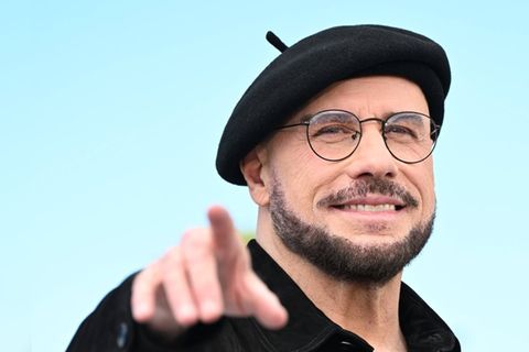 John Travolta und das Barett - ein ungeahntes Match.