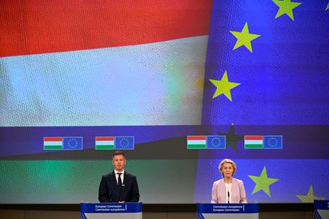 Peter Magyar und Ursula von der Leyen in Brüssel